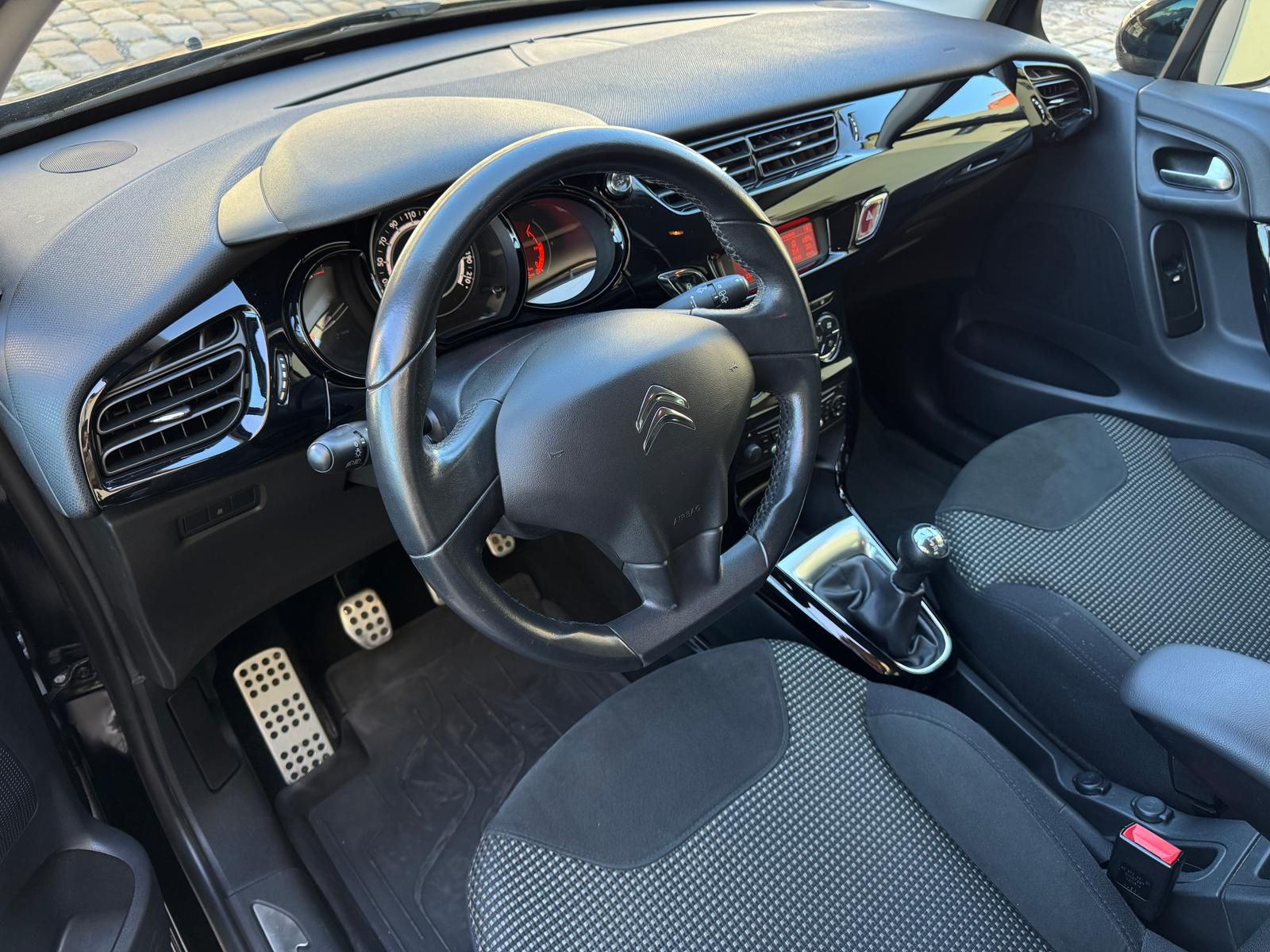 Fahrzeugabbildung Citroën C3 1.6 VTi Red Block PDC + 1.HAND