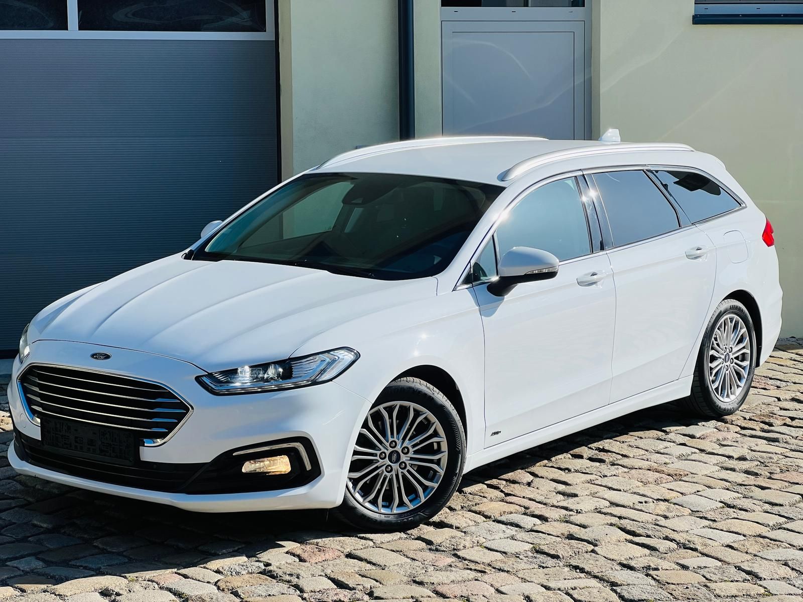 Fahrzeugabbildung Ford Mondeo 2.0 EcoBlue Titanium AWD +AHK+CAM+LED+