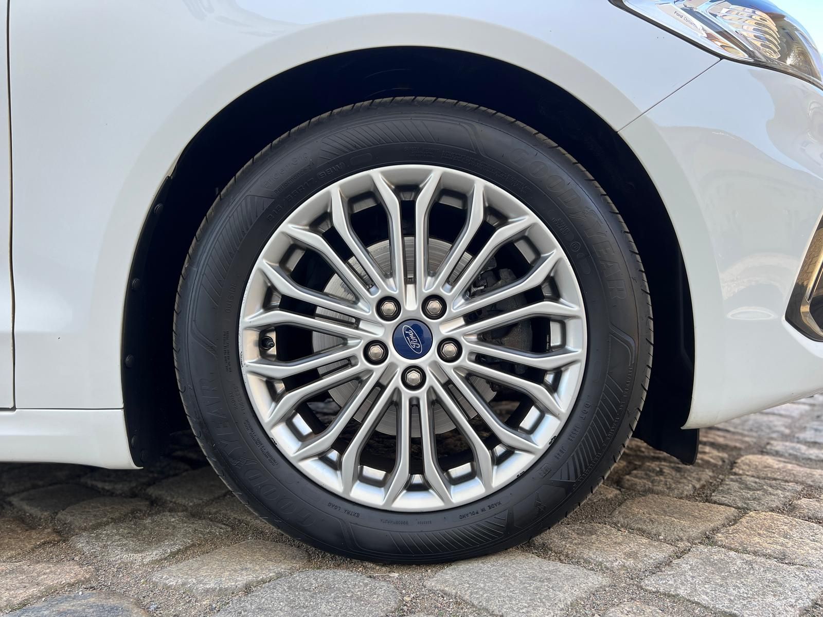 Fahrzeugabbildung Ford Mondeo 2.0 EcoBlue Titanium AWD +AHK+CAM+LED+