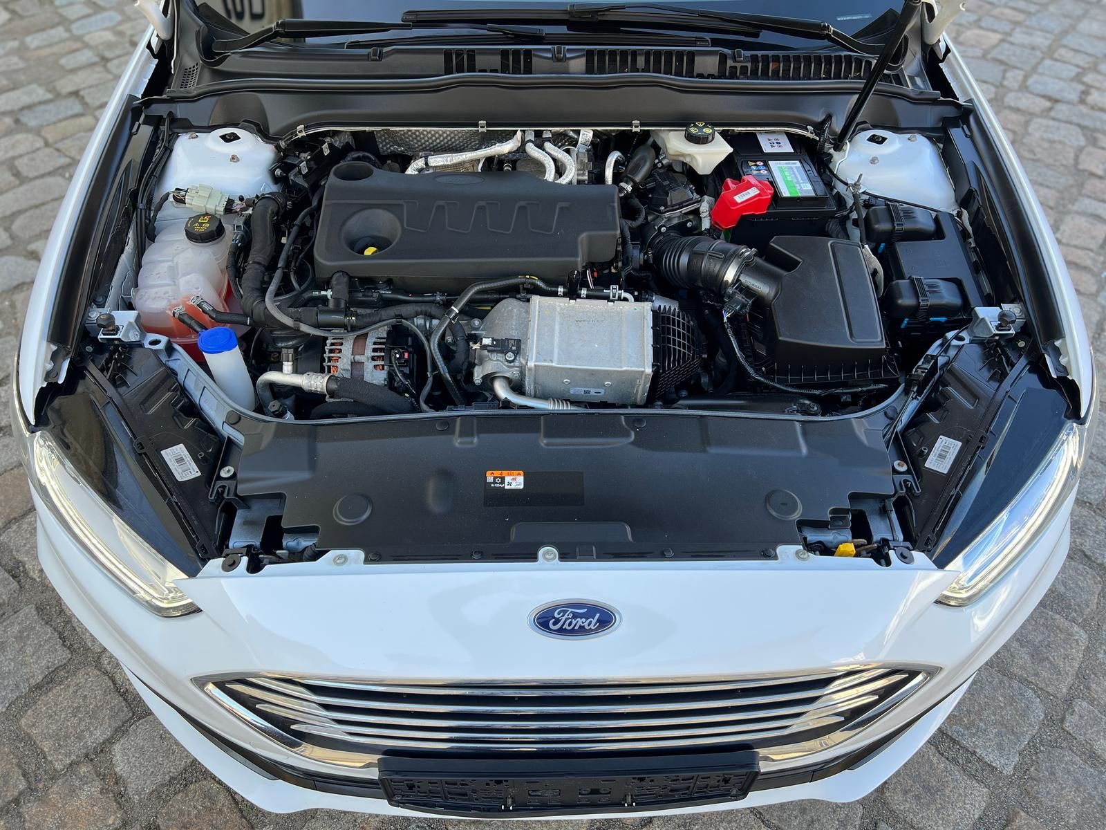 Fahrzeugabbildung Ford Mondeo 2.0 EcoBlue Titanium AWD +AHK+CAM+LED+