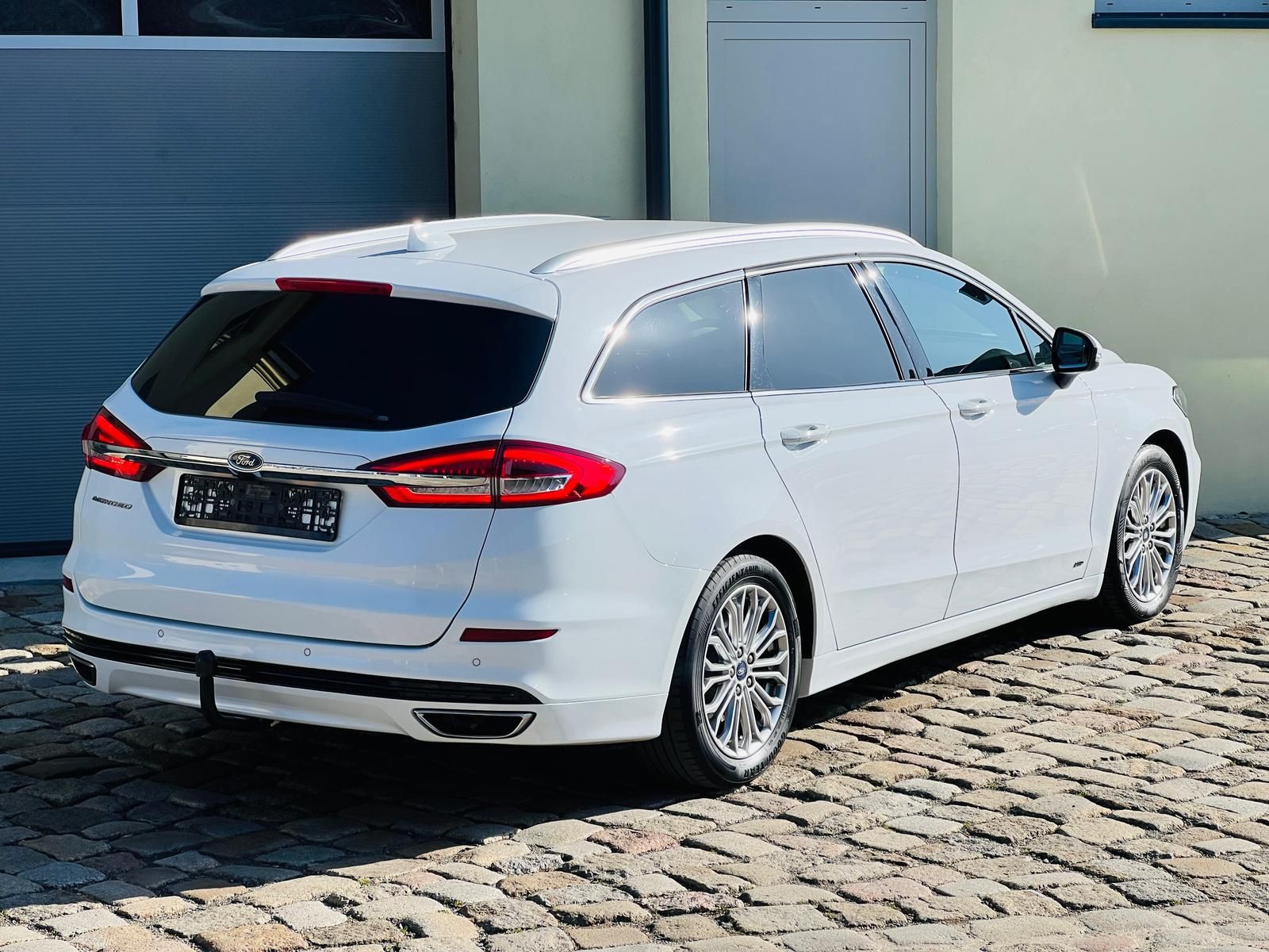 Fahrzeugabbildung Ford Mondeo 2.0 EcoBlue Titanium AWD +AHK+CAM+LED+