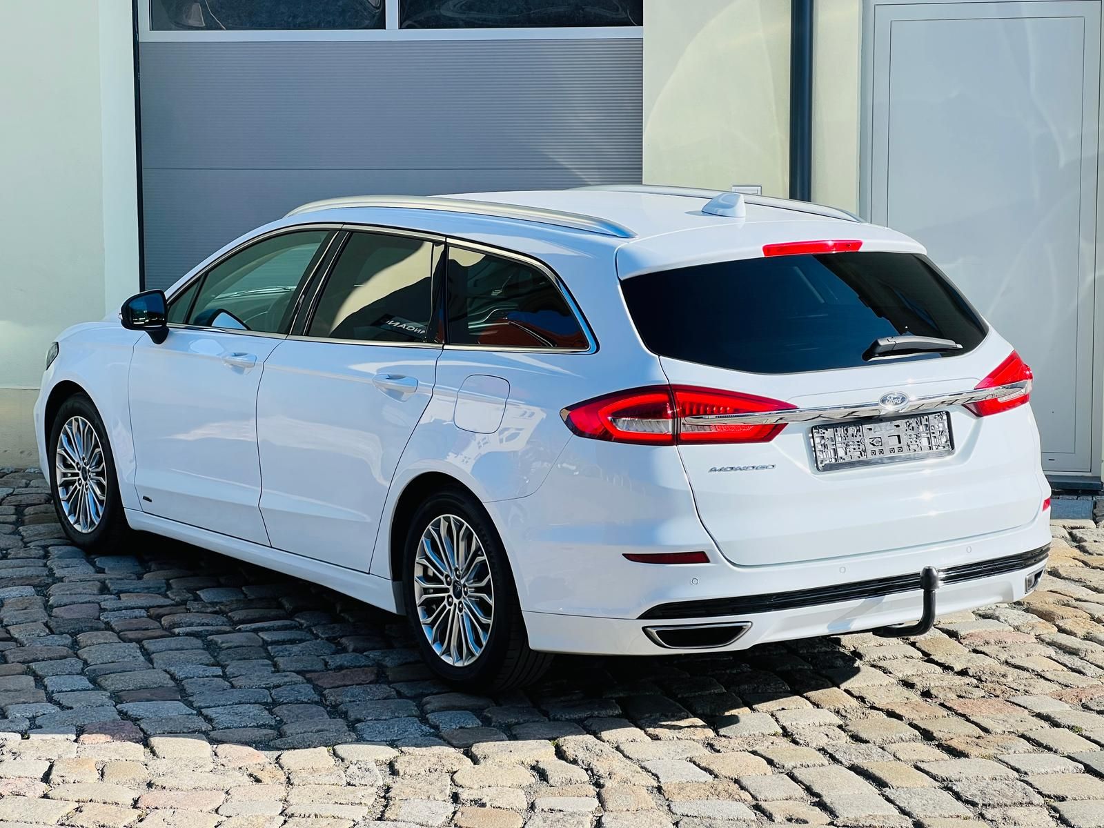 Fahrzeugabbildung Ford Mondeo 2.0 EcoBlue Titanium AWD +AHK+CAM+LED+