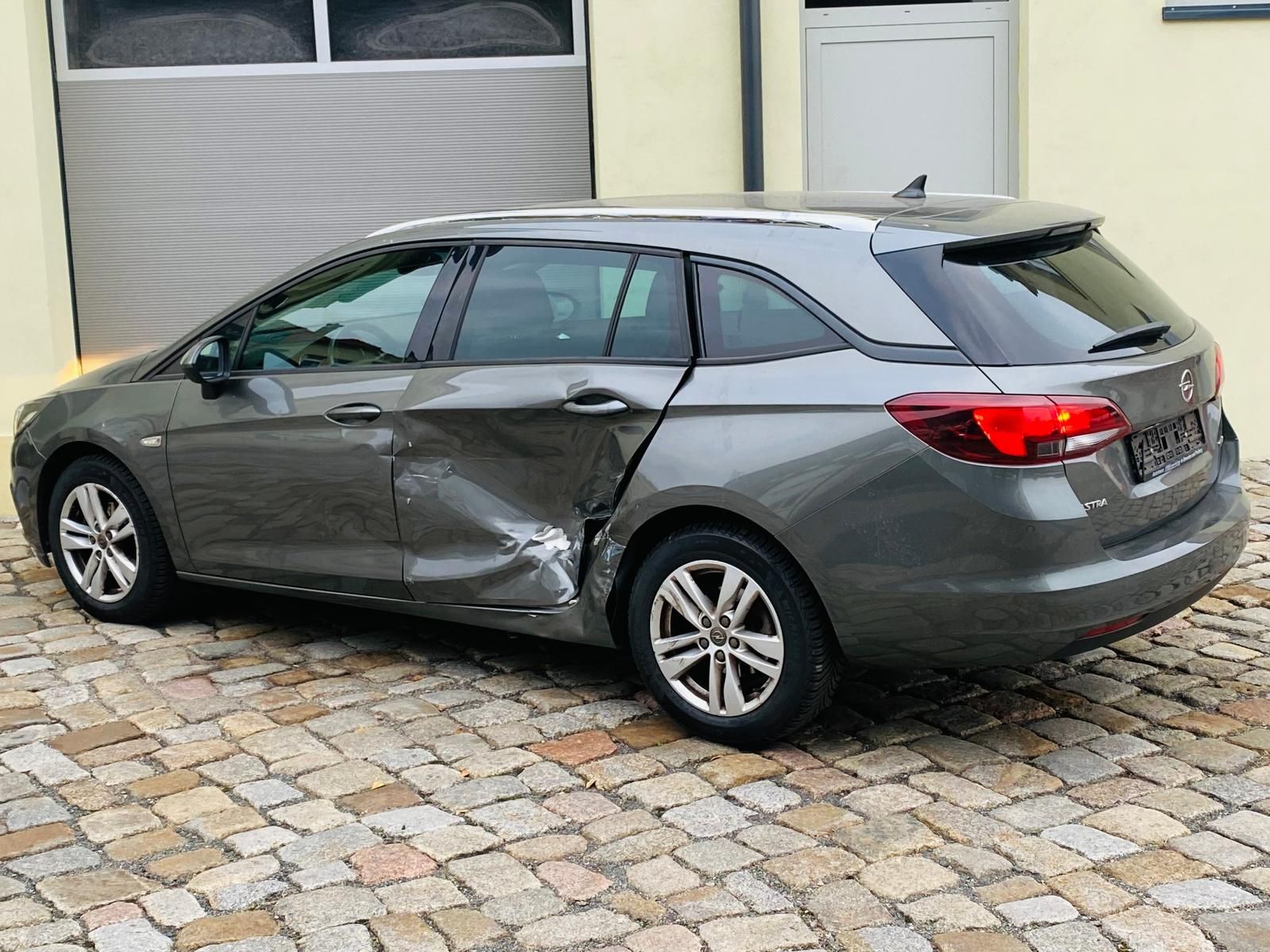 Fahrzeugabbildung Opel Astra K Sports Tourer 1.4 16V SIDI Turbo Android