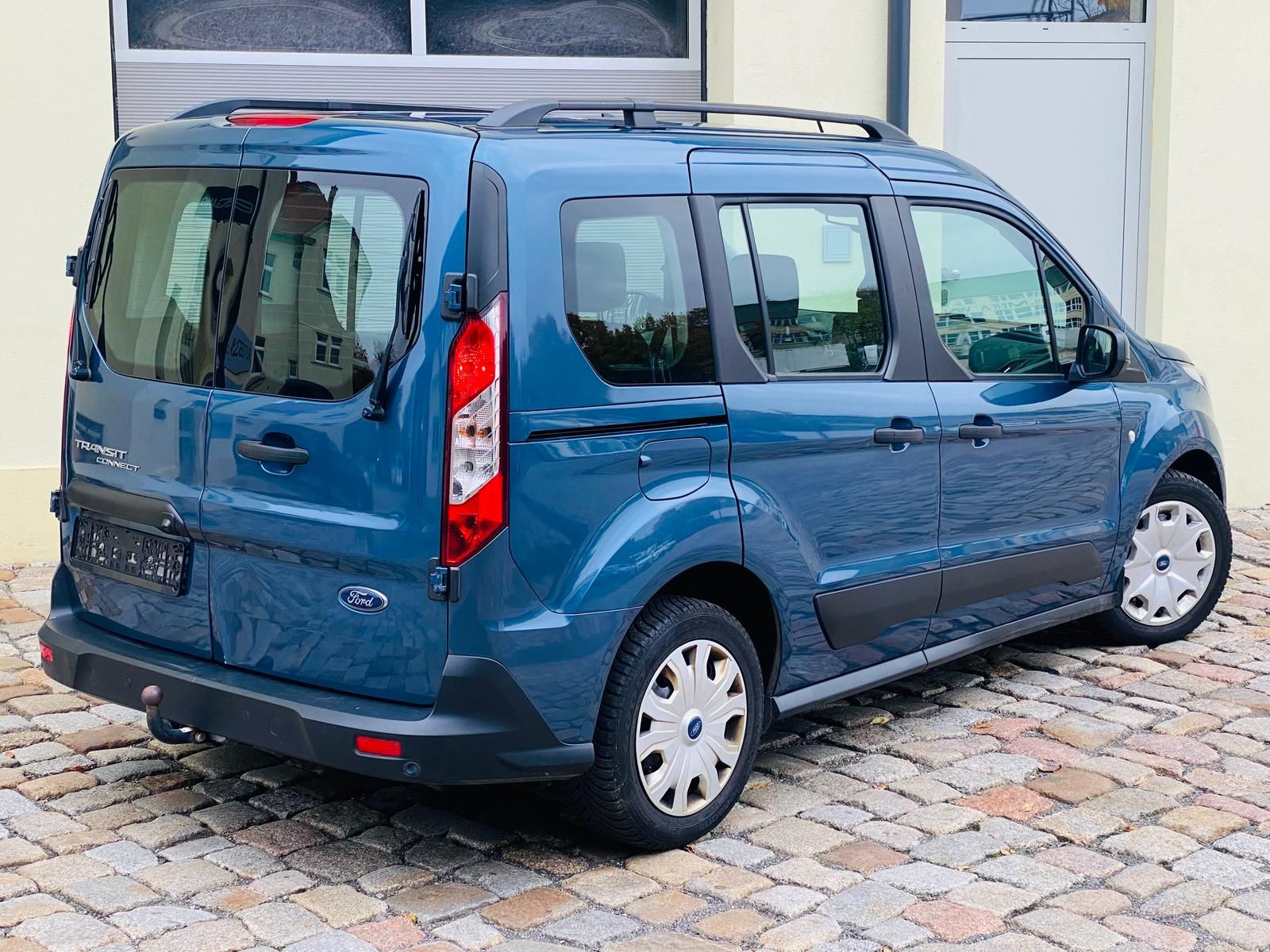 Fahrzeugabbildung Ford Transit Connect Kombi 1.5 EcoBlue m. CampingBox